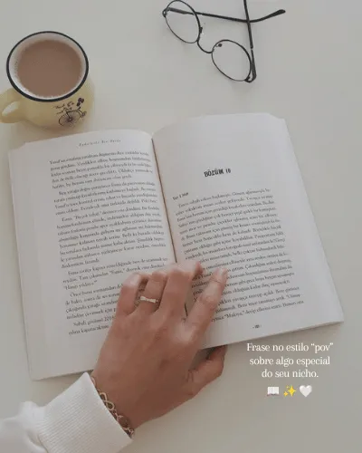 Template com foto de leitura e frase no canto